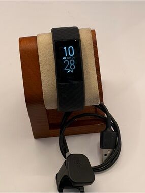 Fitbit Charge 4, Tested, Excellent, Black/black, Charger Included, Fitness Track